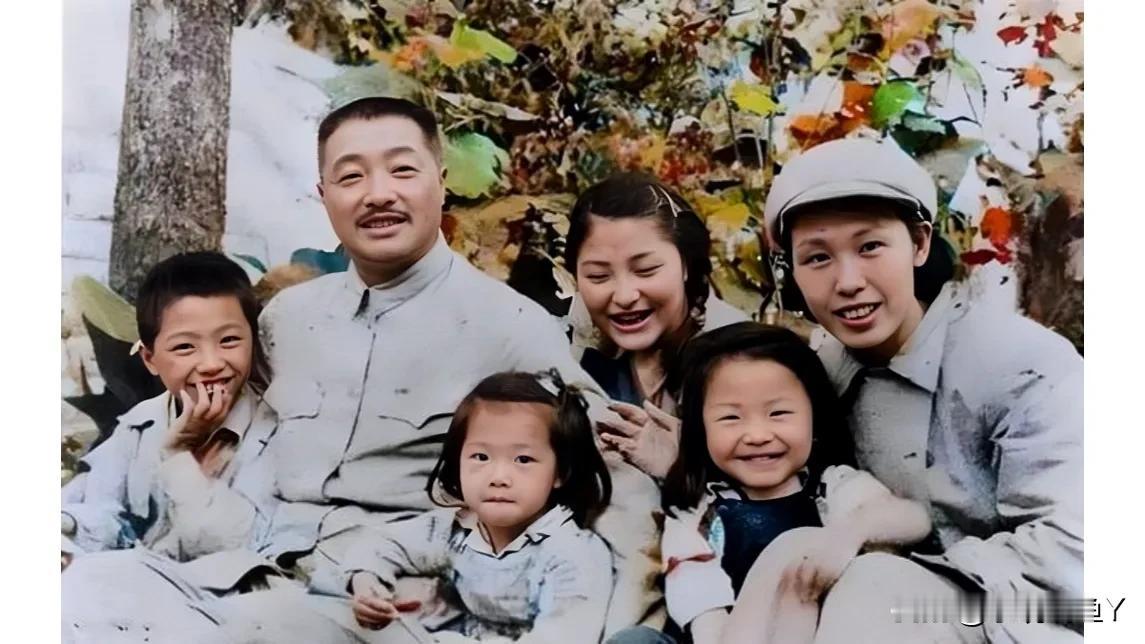 这才是他们一家六口真实的貌相，并非演戏，也不是电视剧中的演员，而是上世纪五十年代