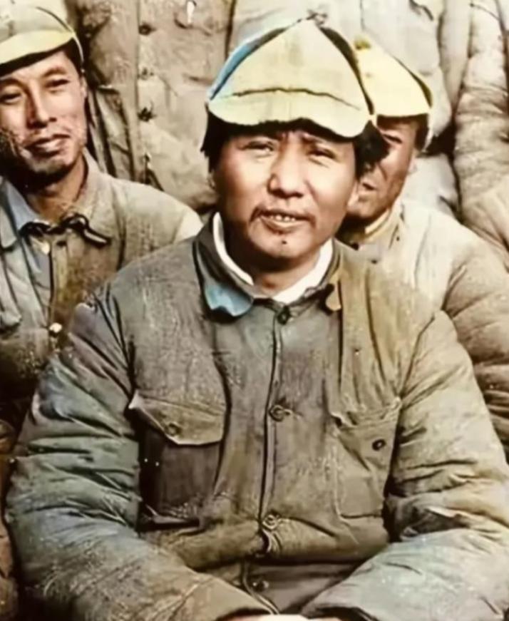 这是一张让所有贪贪汗颜的照片，作为当时最高领袖的毛主席，穿着脏兮兮的棉衣，从来不