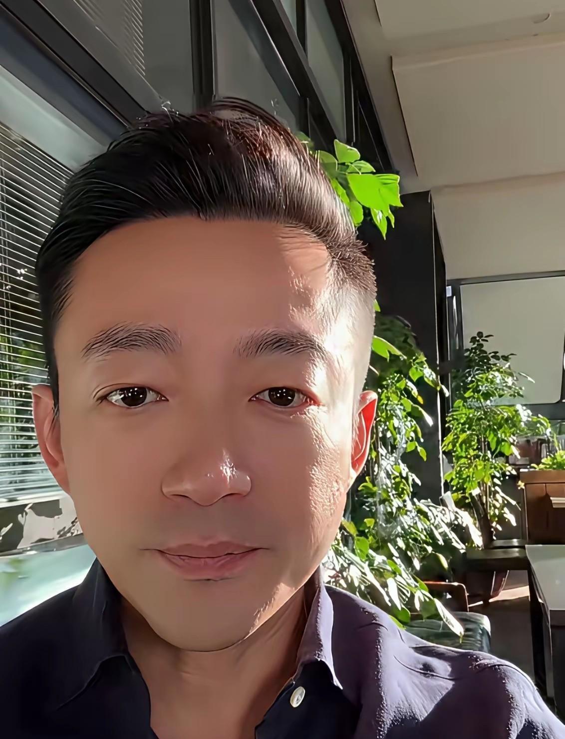 汪小菲不陪大佬喝酒，改陪老婆卖酸辣粉了。谁能想到，昔日的京城阔少，如今在筱梅直