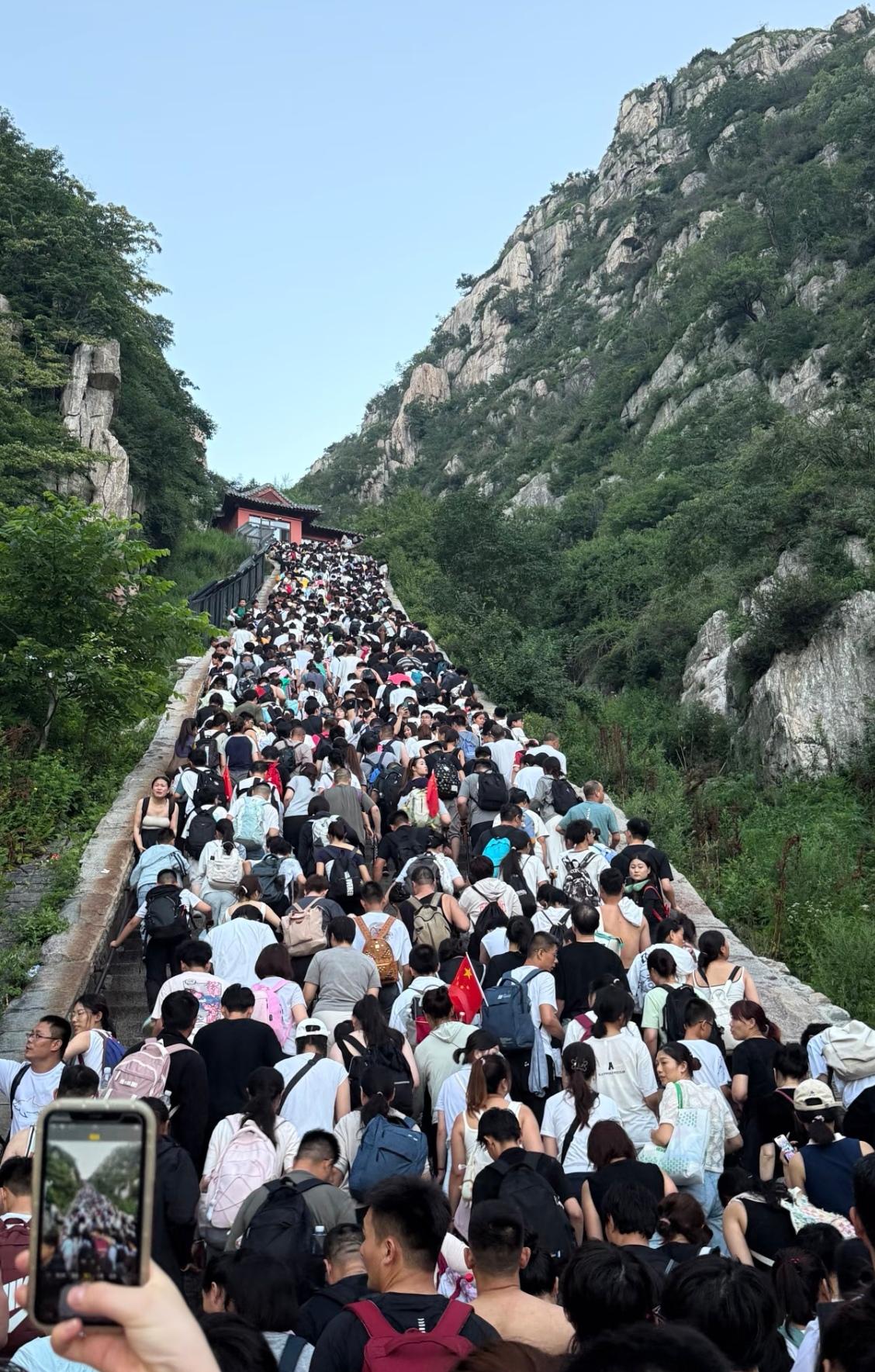8万人挤泰山，图啥？10月2日那天，泰山卖了8万6千张票，比最大容量多出两万