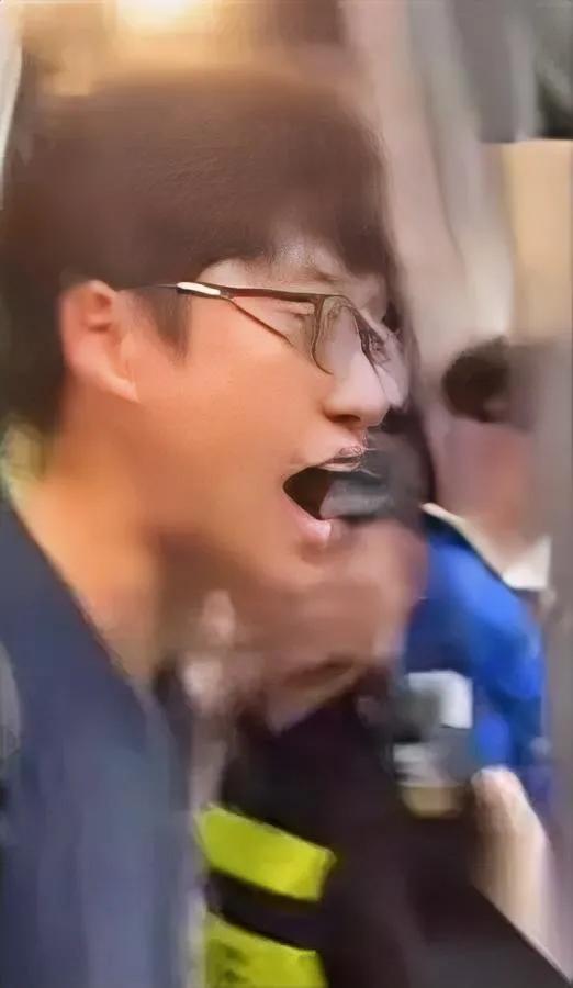 作为申花老球迷我今天真的臊得慌就因为那帮堵穿武磊球衣小孩的“所谓球迷”。