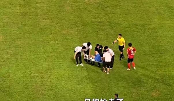 苏超可不只是足球比赛，更是一场“爱恨情仇”的大秀。76万人预约，3万张门票瞬间售