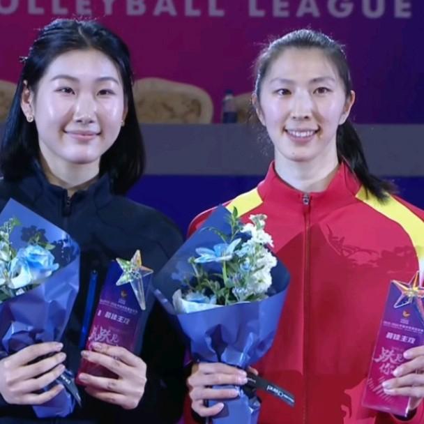 中国女排短板一大堆，感觉短期真难以解决。一传永远是个雷，经常飞，特别是唐欣；防