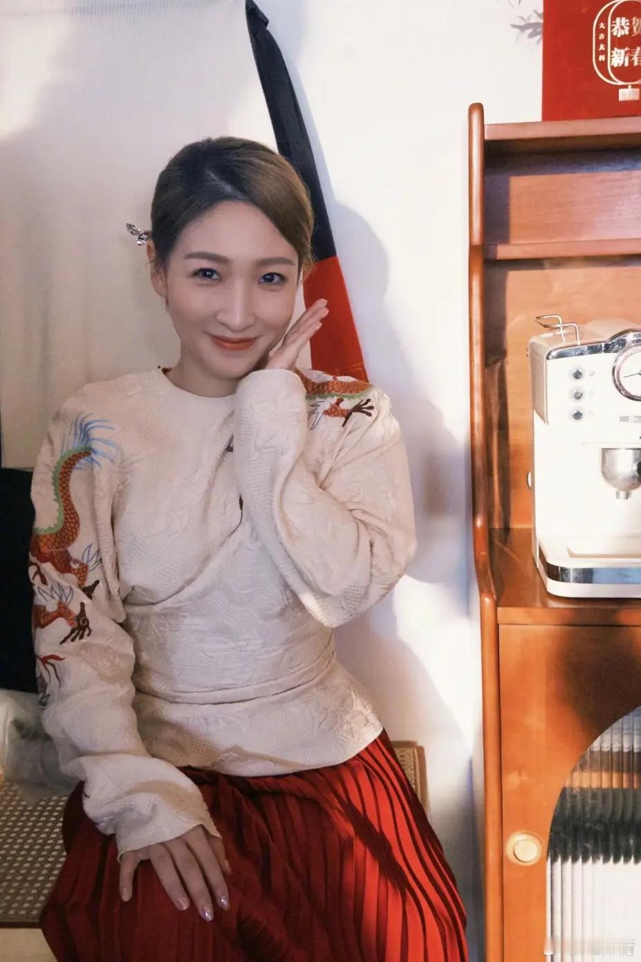 刘诗雯小年夜美图六宫格小年夜，刘诗雯六宫格美图暖心上新！镜头里，她笑眼弯弯、温柔