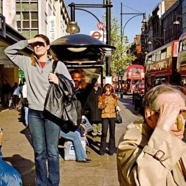 一位英国华人曾表示，在英国，一个挖掘机司机每个月的工资是1500英镑，而在这里一