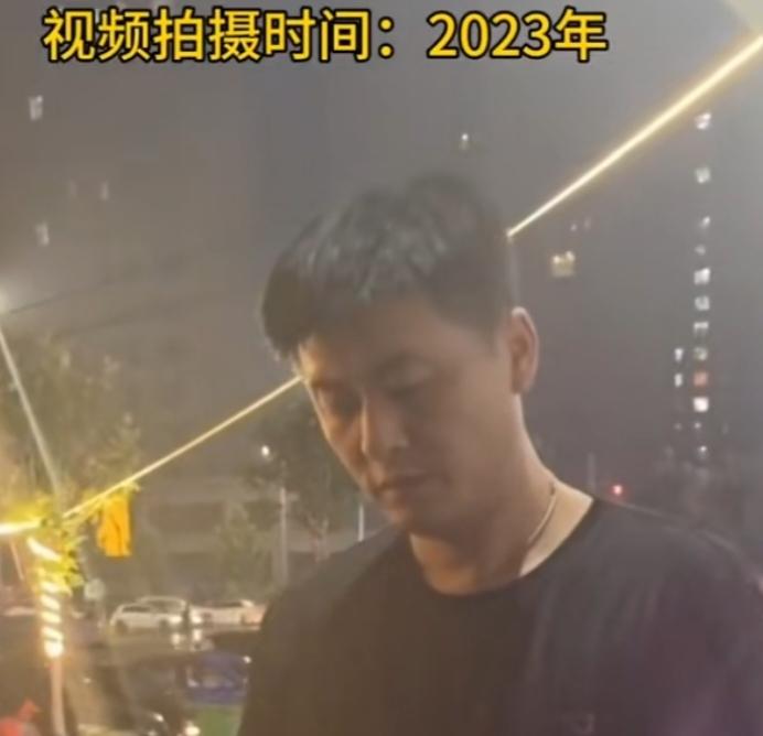 三年前的陈杰，一个人在做烧烤，看到朋友在拍他，时不时的笑了，三年前大家喜欢张雪峰