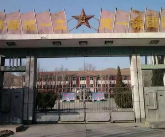 那些废弃军营为啥一直没人敢动？原因也很简单：它们都归部队管，地方上完全没辙。别看