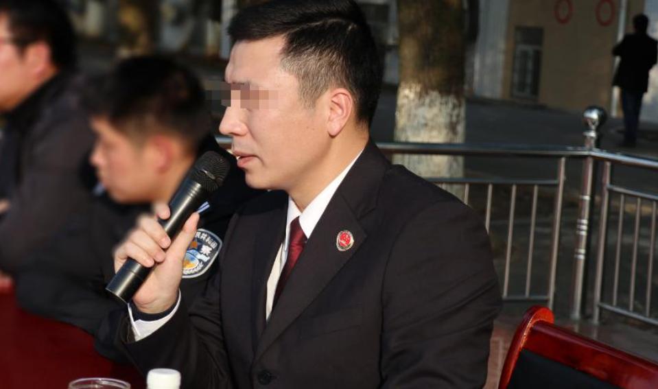 2001年，四川一检察官为了离婚，带着美貌情人回家招摇以此刺激妻子，没想到6年以