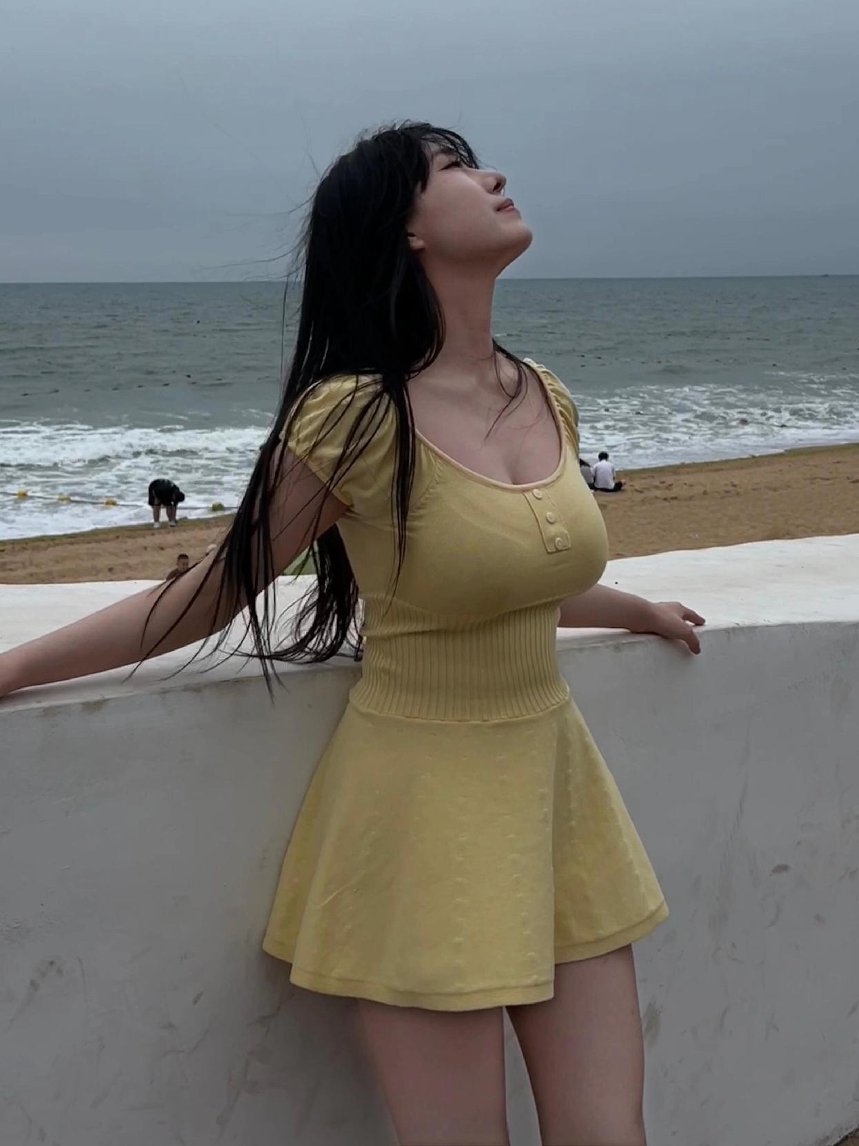 《海风轻拂》海天一色远山横，沙滩细软海风轻。佳人独立墙边立，黄裙飘逸似流