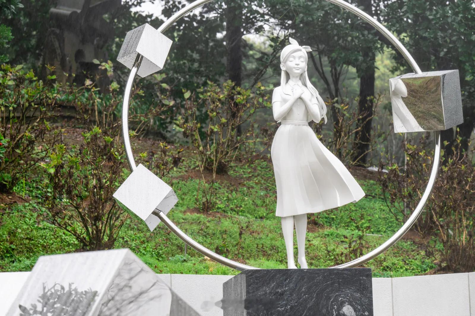 大Ｓ的纪念雕像名为《熙媛的永恒轨道》，由艺术家李承道担任艺术总监，经具俊晔授权完