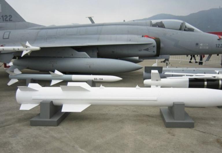 巴尔干的局势很多时候不是谁喊得更响，而是谁手里多一张能让别人停下来算账的牌。