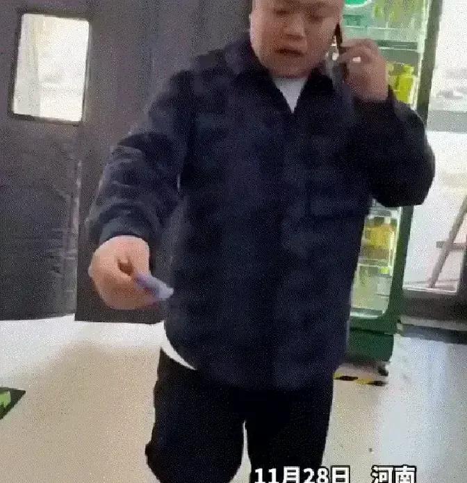 河南小伙饭卡只剩两块八，给老爸发语音说随便充点，结果手机一震余额多出一万。我盯