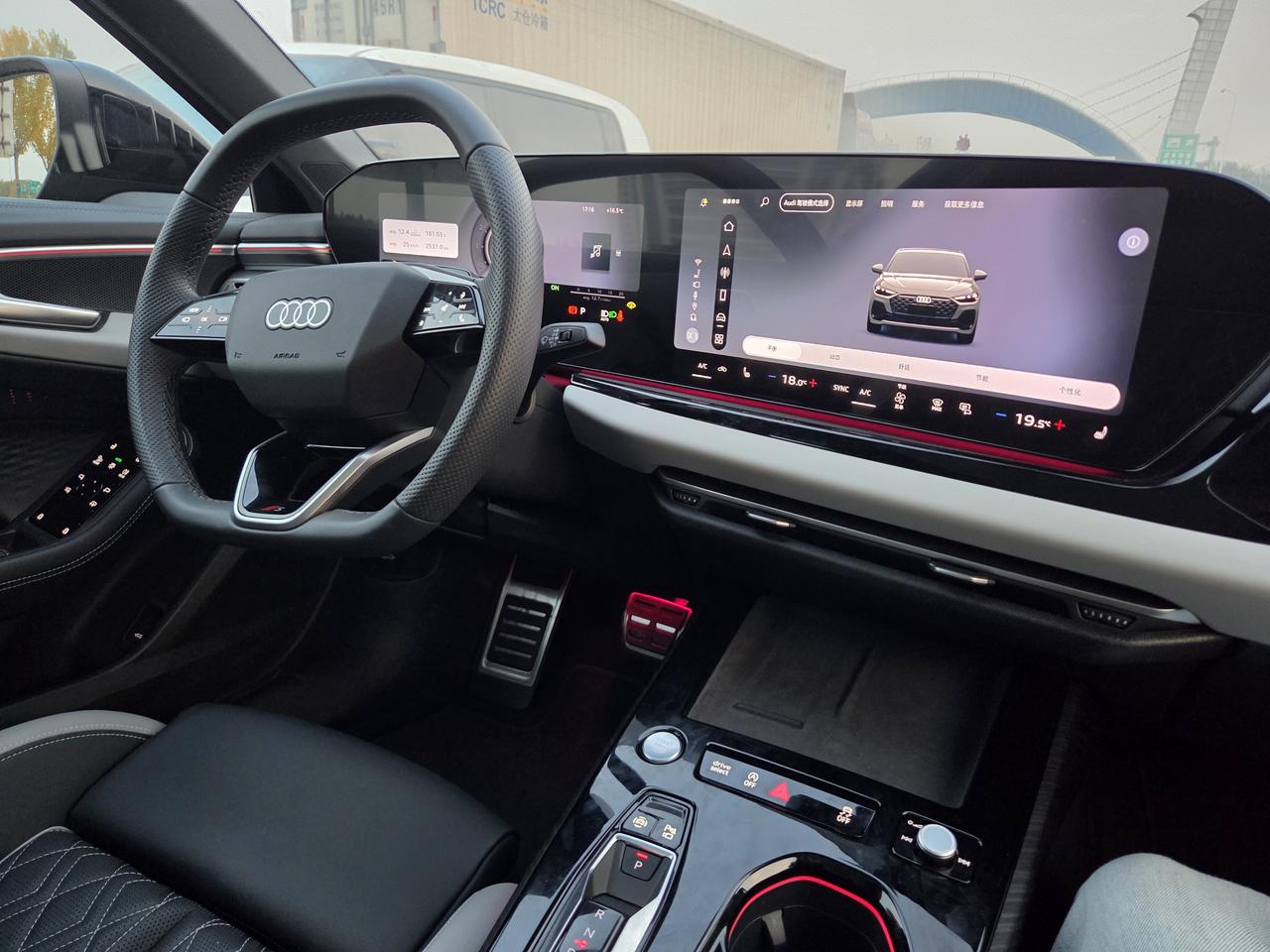 借朋友新买的奥迪A5L开了段市区路，整体体验挺舒服，方向盘转向没虚位，操控上也比