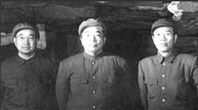 1973年,成都军区司令员秦基伟开会时,忽然看到台下一人,心里不是滋味,他从大会