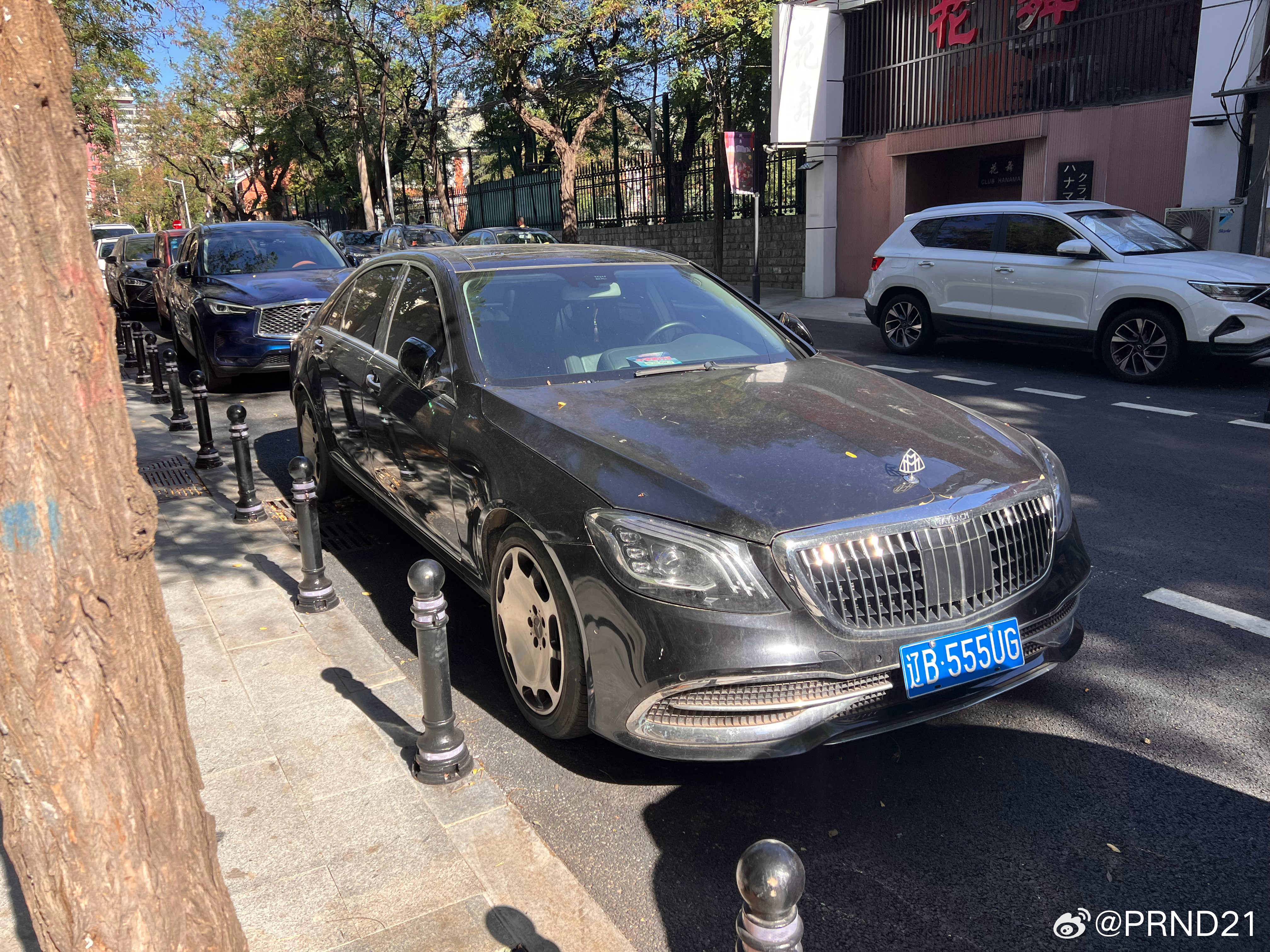 那天刚说完，今儿就遇到假奔驰迈巴赫了！还是假得离谱那种！外观粗看，你会觉得它是V222奔驰S级冒充迈
