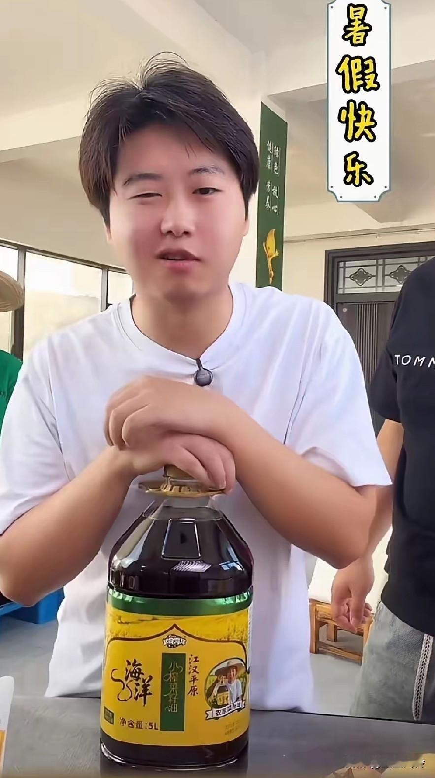孙卓的五官变化很大，眼睛一大一小，嘴巴也有点歪斜，脸看起来很肿，孩子健康问题严重