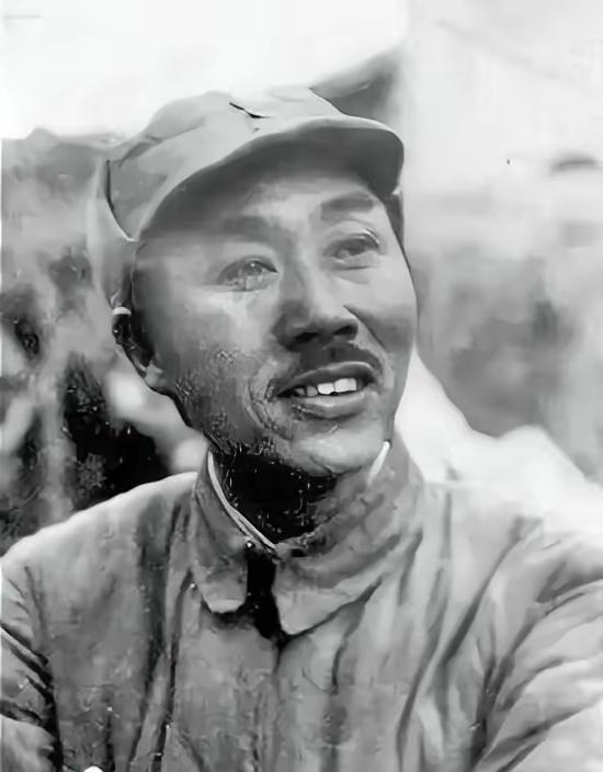 1940年秋，太行山黄崖洞兵工厂内，刘鼎正对着日军掷弹筒苦思。这不到3公斤的铁家