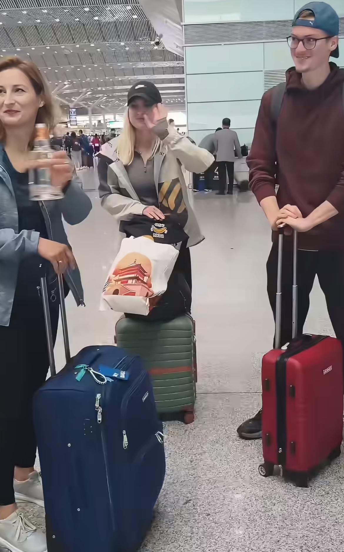 这几个老外在中国机场，得知白酒不能托运回国后，几个人轮流把一瓶酒全喝光了