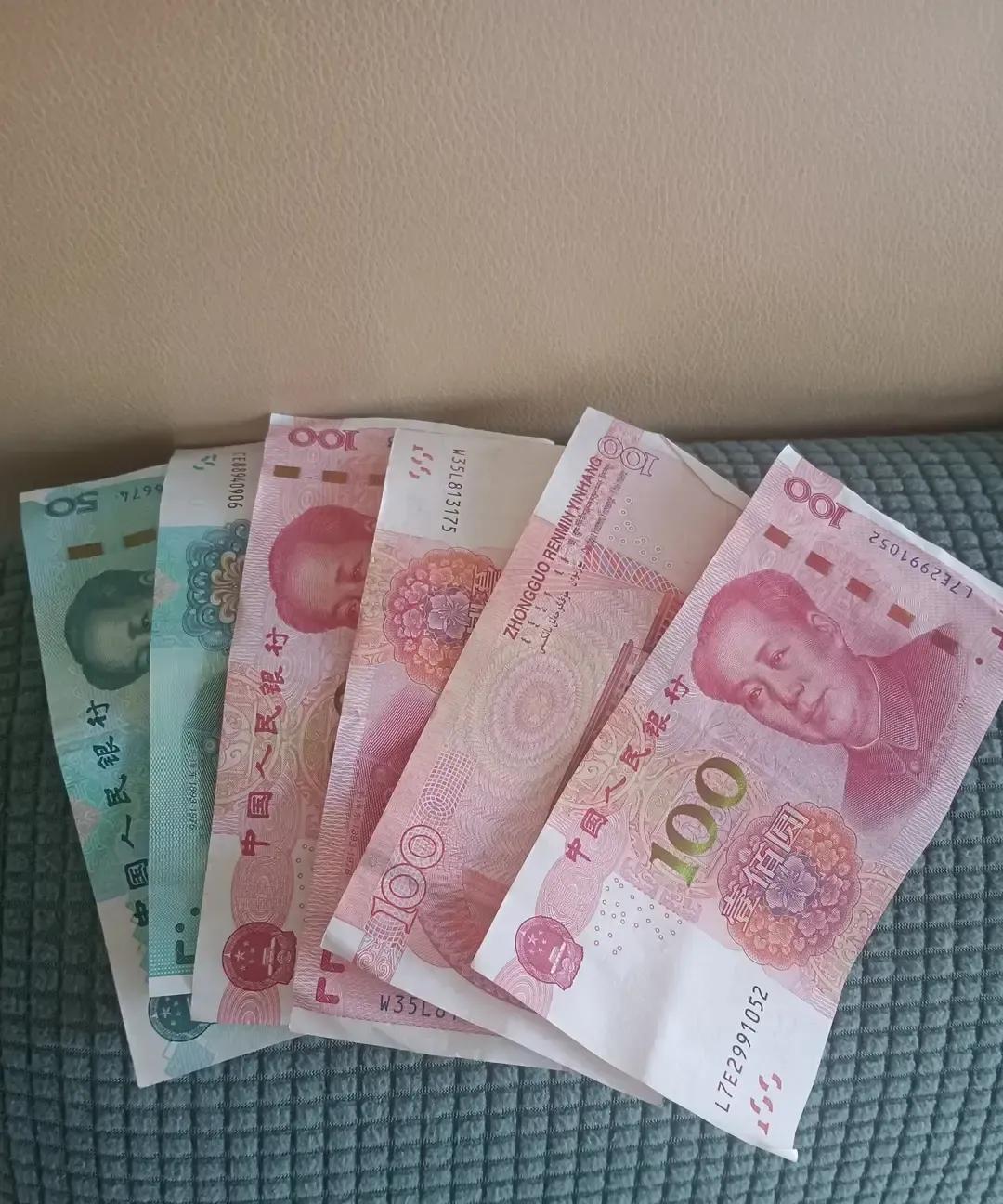 一个全职主妇拍视频说结婚13年靠偷偷写稿、买菜多报20块攒下小金库，视频一出直接