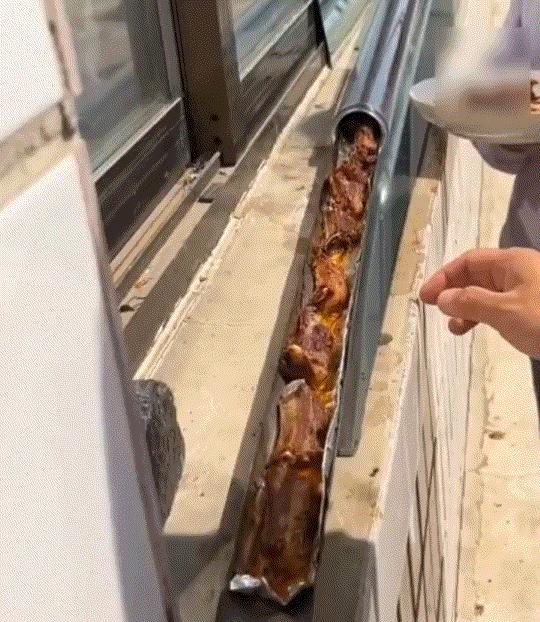 真是脑洞大开！河北保定，一男子用闲置太阳能管烤肉，因在阳光下管内温度可达200至