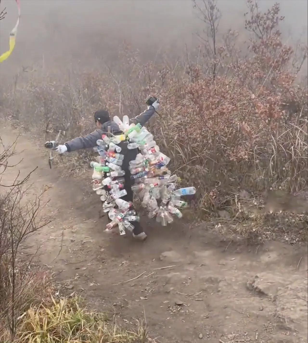 原来捡垃圾也可以如此快活？！像鸟儿一样自由飞翔。爬山看见路上的塑料瓶，这几个