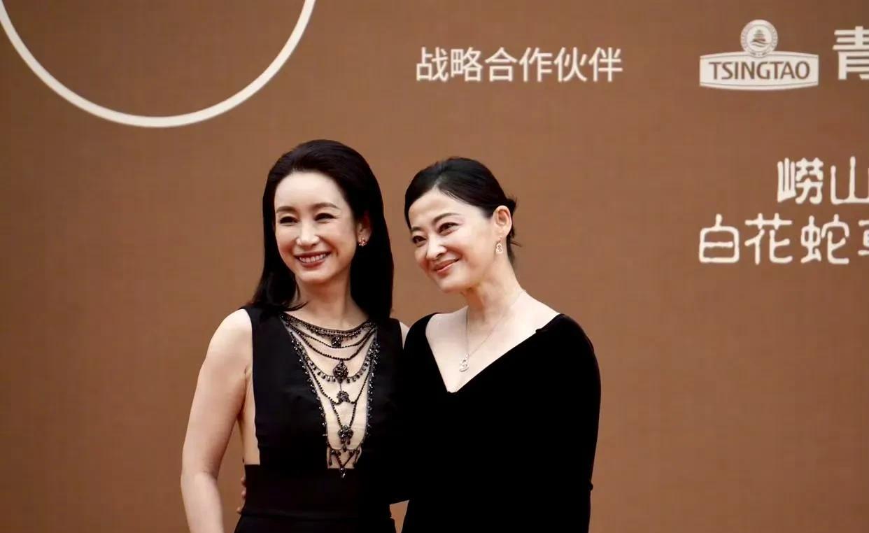 秦海璐的裙子造型真的太绝了！她的高定黑色礼裙也超吸睛，虽有岁月痕迹，但骨相抗老，
