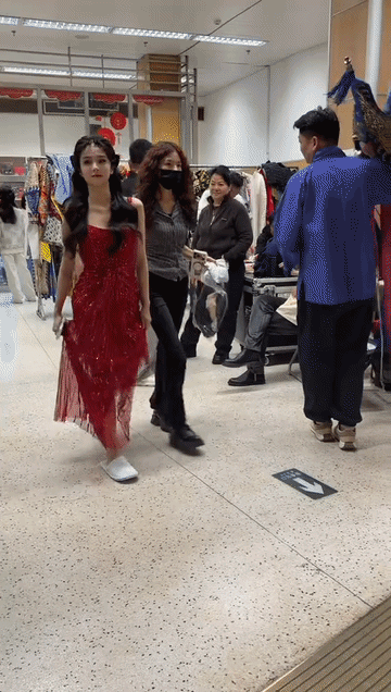 被一群小女孩包围的白鹿好无奈，感觉好多小朋友喜欢白鹿，尤其是小女孩，看着都跟董璇