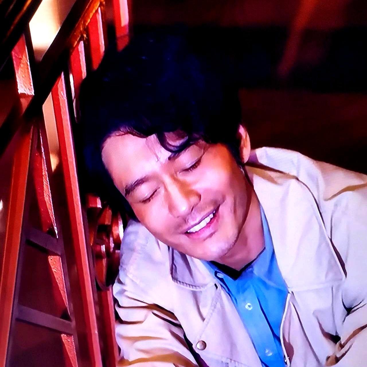 黄晓明晒成煤球，收视却飙第一他这次把脸涂成锅底色，头发乱成鸟窝，蹲在滩涂边