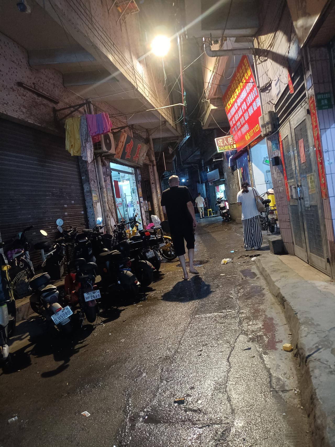 广州海珠区江贝村的晚上，狭窄的巷子停满了电动车，三轮车，城中村好多街道都是只能过