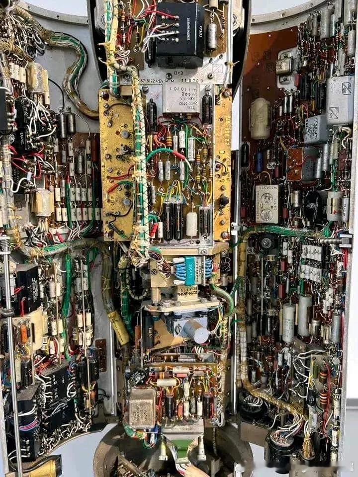 60年代初在大规模集成电路普及前，导弹内部的电子设备。这是一枚AIM-7麻雀空空