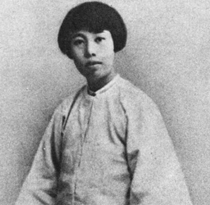 1927年，鲁迅瞒着妻子朱安，与女学生许广平同居怀孕。谁知，鲁迅母亲劝说：“留着
