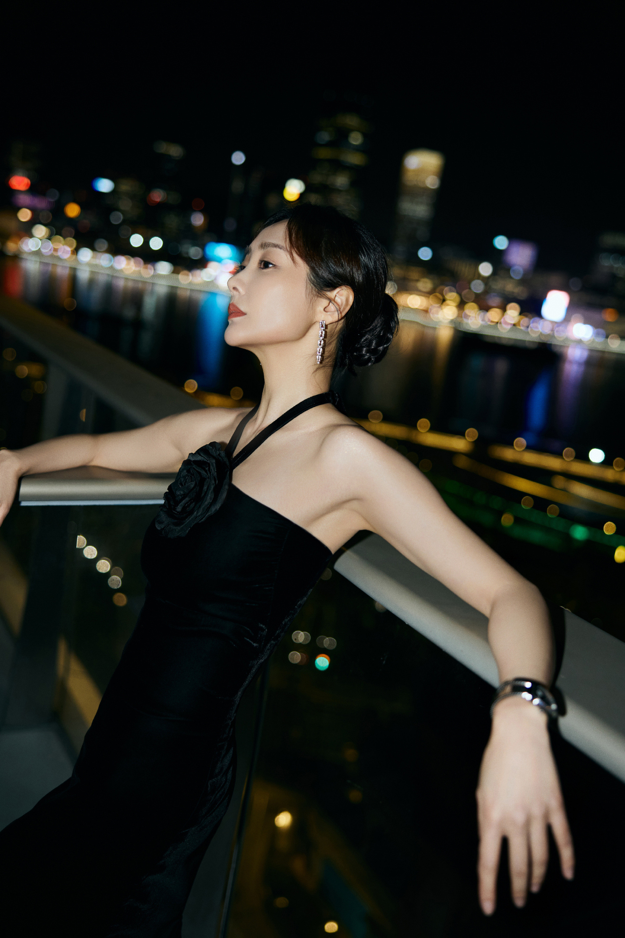 李纯，一身黑色挂脖长裙，尽显成熟优雅气质。李纯