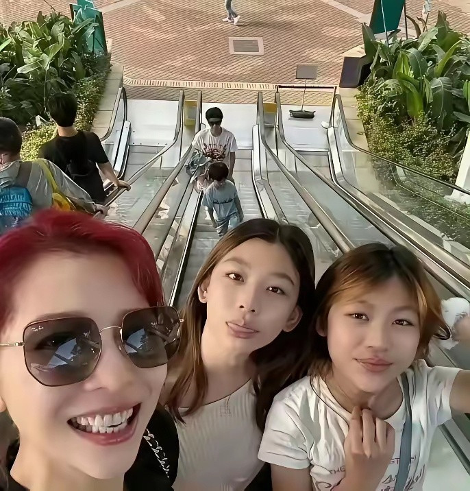 蔡少芬的女儿终于长大蜕变了，五官特别像爸爸张晋，真的是女大十八变，越变...