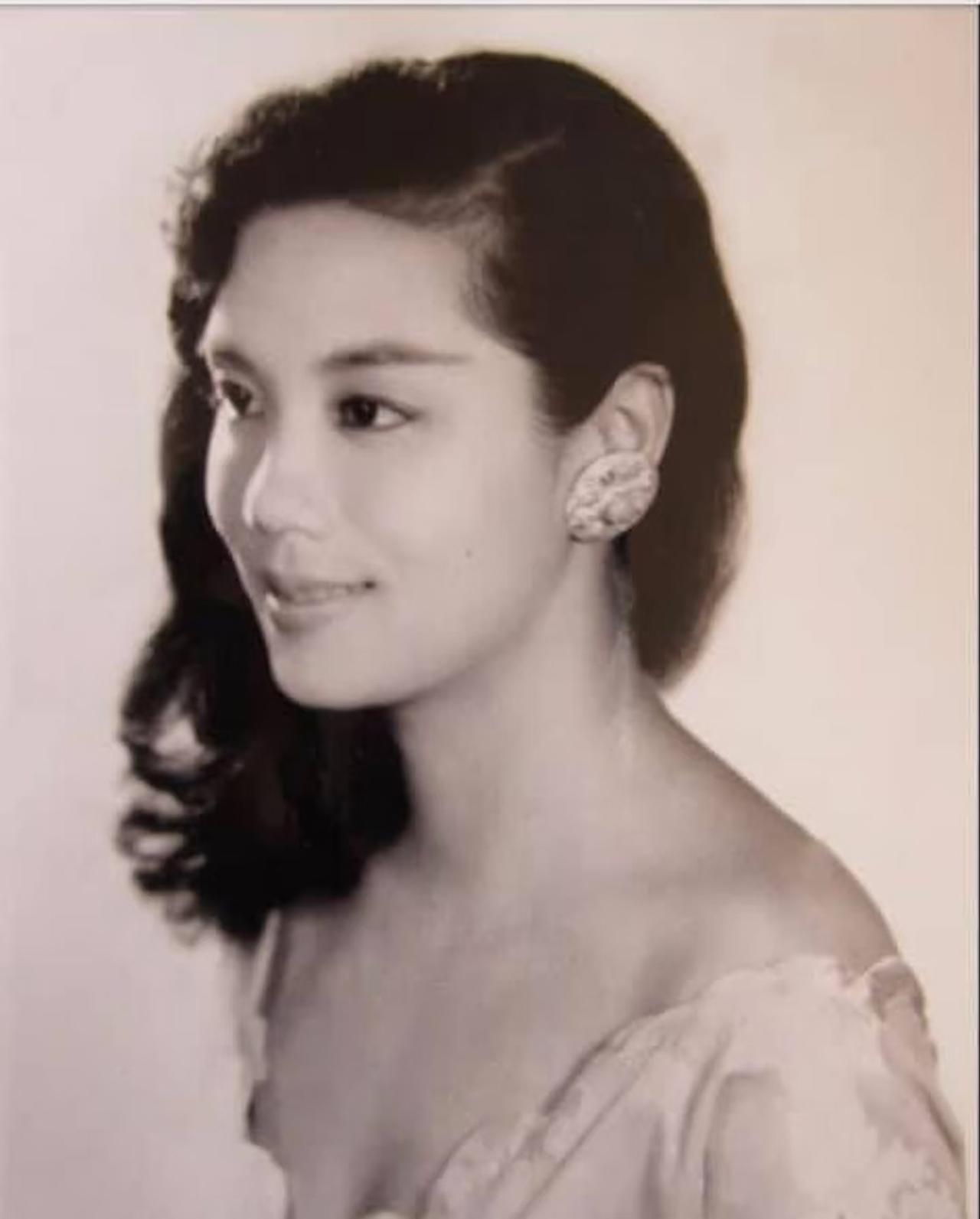 谢贤堪称女神收割机，每一任都颜值顶尖。初恋嘉玲，古典端庄。五六十年代的粤语