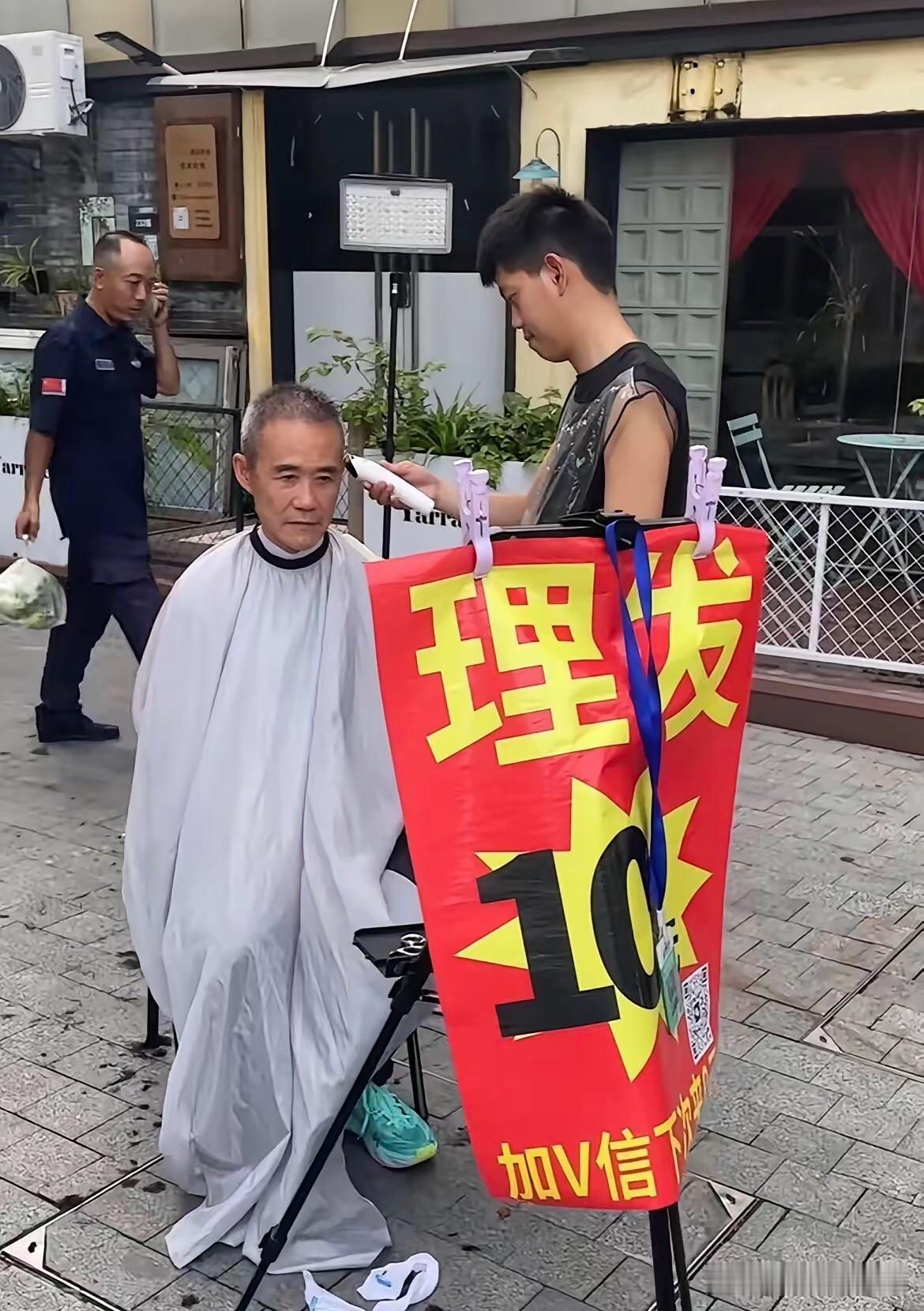 大名鼎鼎的王石，前几天在深圳大梅沙村理了个10元的发，把一门不起眼却挺有空间的生