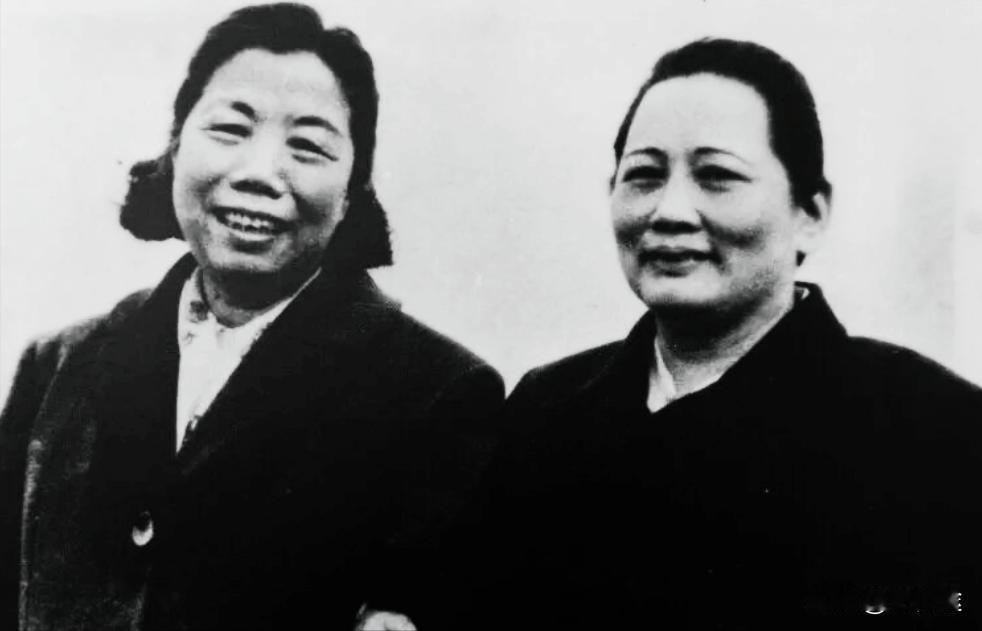 这是宋庆龄和邓颖超等人的真实样貌，都看看吧，这可不是演员扮演的。一九八一年
