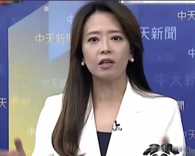 今后经常看到的就是她，一位经常怼得绿营戴玮珊翻白眼的女神。今天，江怡臻被郑丽文正