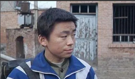 2004年，王宝强敲响冯小刚家的豪宅说道：“冯导快开门，我给你带了好东西！”冯小