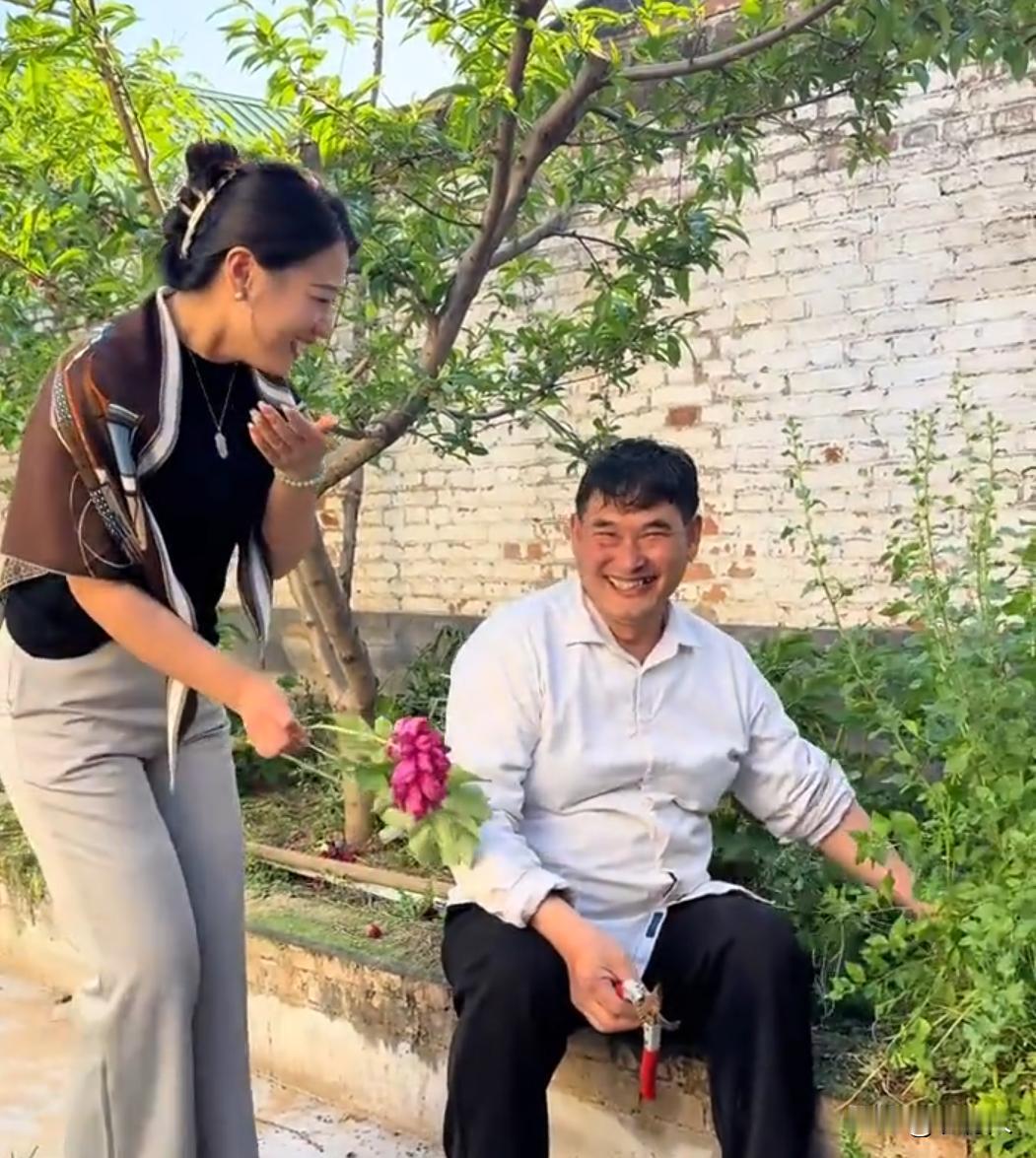 之前的朱之文没有女人搭理他，自从他火了之后，天天有女人调戏他。朱之文也没想到，他