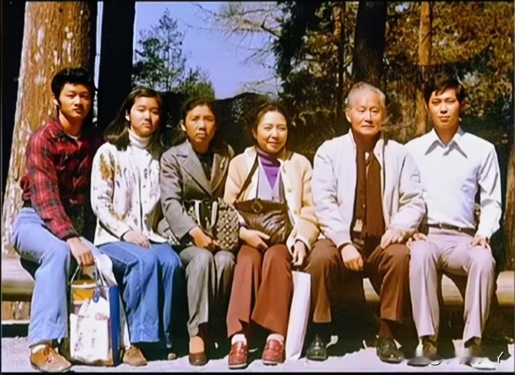 一张老照片，拍摄于上世纪80年代，这才是他们一家人当时的真实貌相，并非演员所饰演