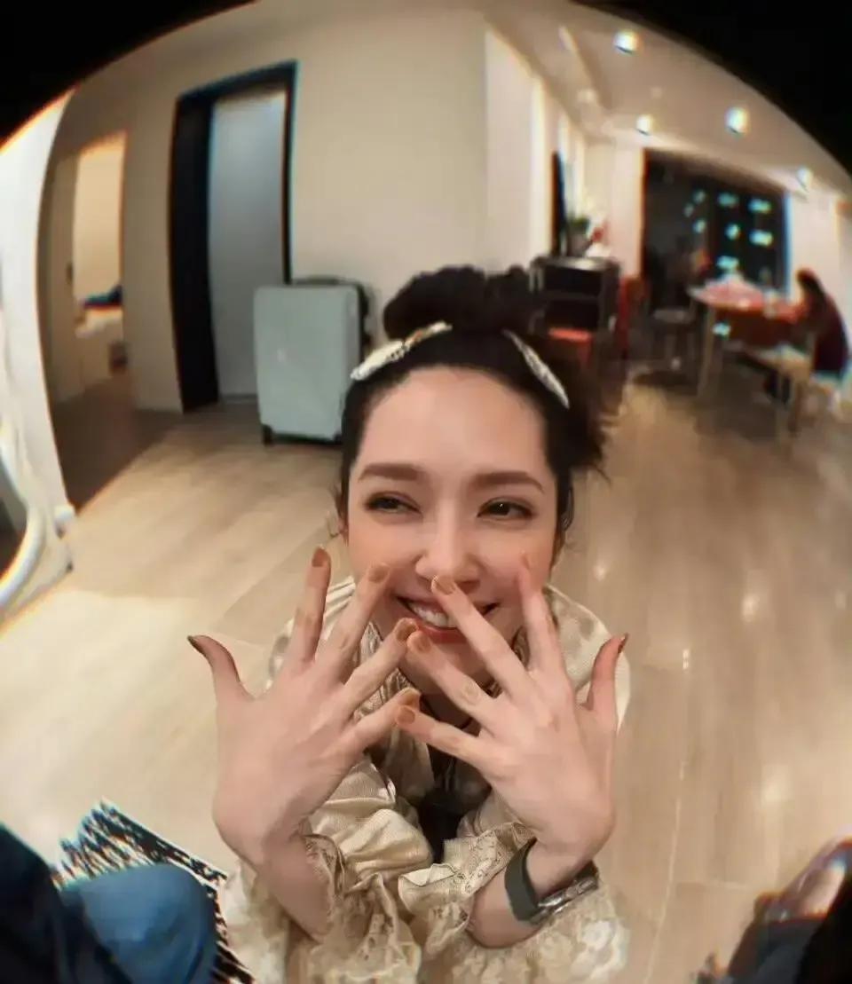 郭碧婷在采访里一句“我们长期分居”，把豪门婚姻那层滤镜直接掀了。她说向佐只要跟