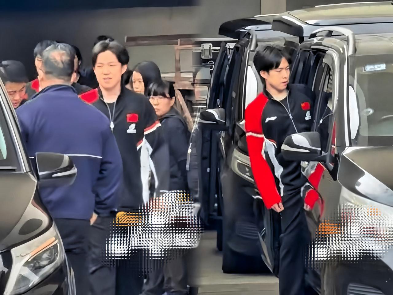 头头退赛后，是肖指和王皓陪他一起离开的。看到他终于笑起来的样子，真的替他