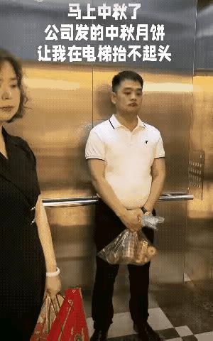 小伙子还是不够自信啊，殊不知无标衣服才是最有排面的！