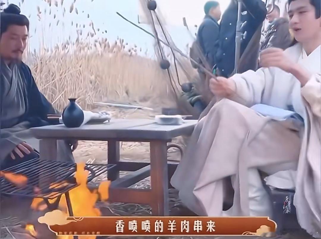 片场的成毅鲜活热烈，活人感十足，与《长安二十四计》中沉着冷静不苟言笑的谢淮安大相