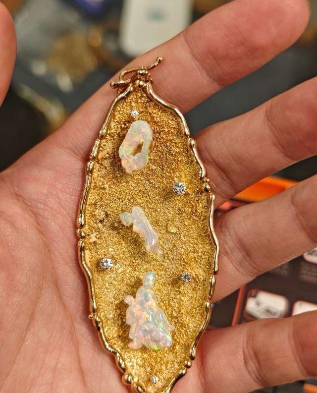 老公定居美国的姑姑送的金叶子吊坠，闲置了3年，今天拿出来一看，居然掉色了…一直