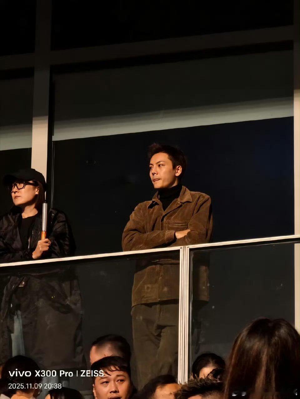 陈伟霆还去了谢霆锋苏州演唱会，旁边还有霍汶希waiting的生活我的梦