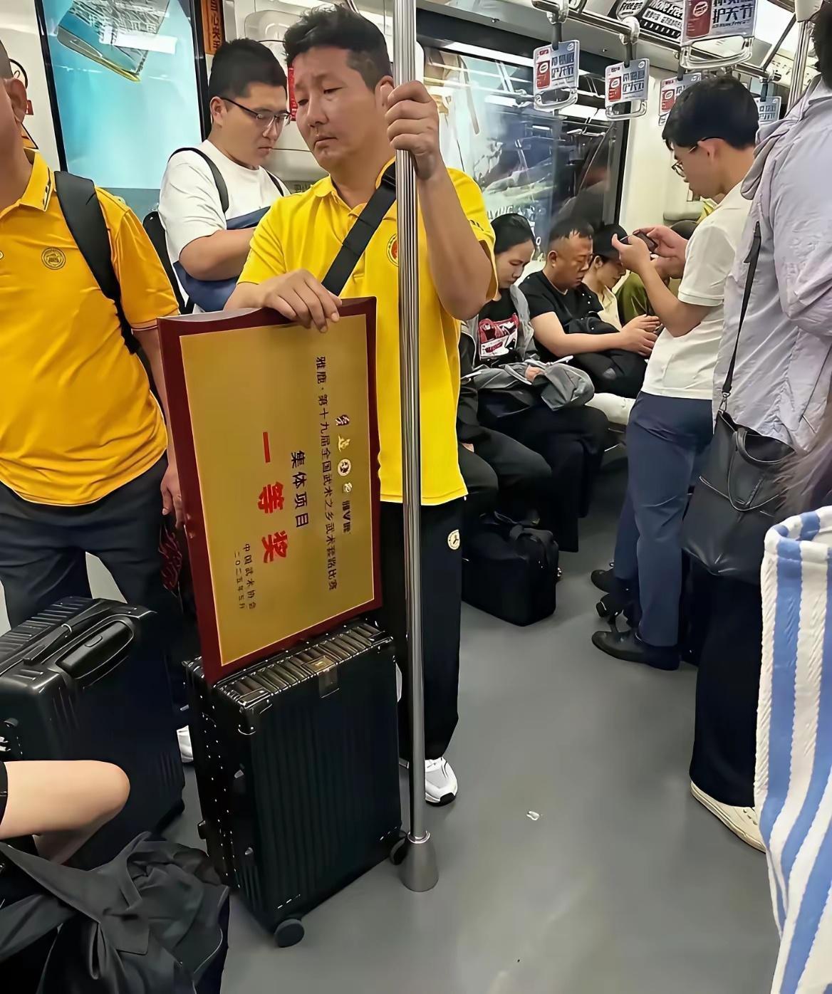 明明拿一等奖了，这大哥怎么还不高兴呢