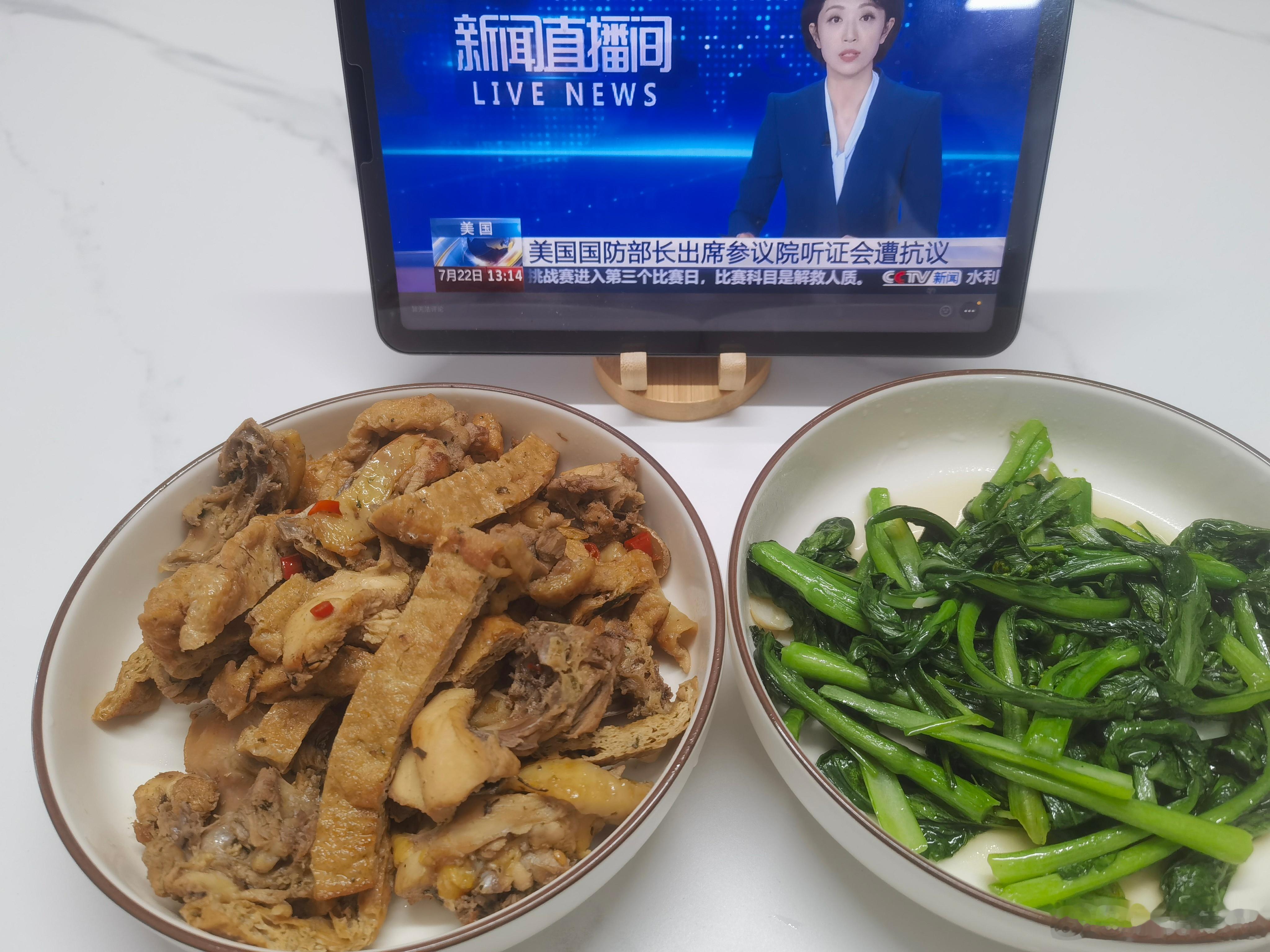 午餐：煎豆腐炒鸡肉+清炒菜心。好好吃饭，下午继续努力搬砖～