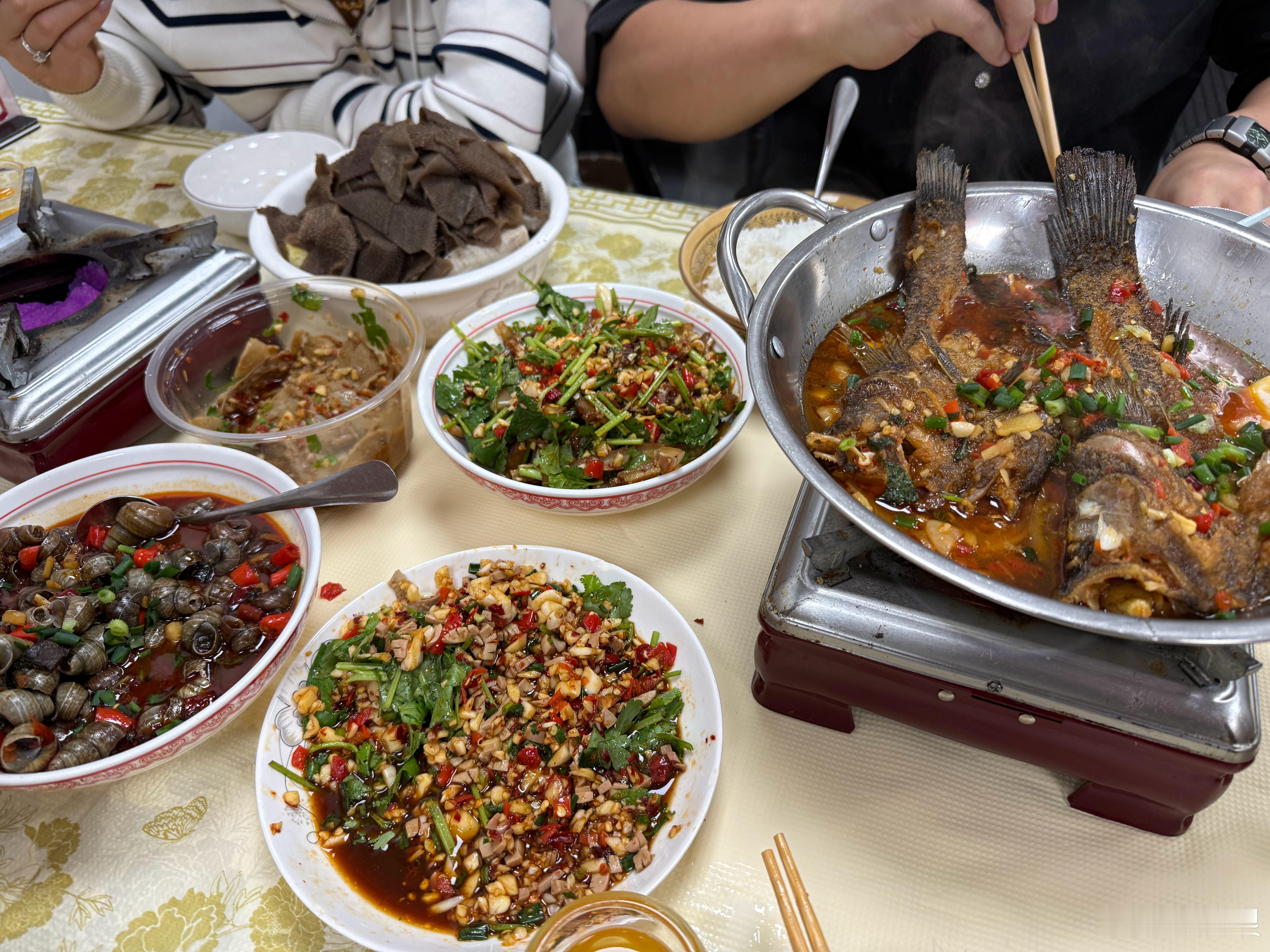 长沙的家人们请我吃精品饭店。这些菜系，北上广商场里应该没可能吃到吧？请大家指点！