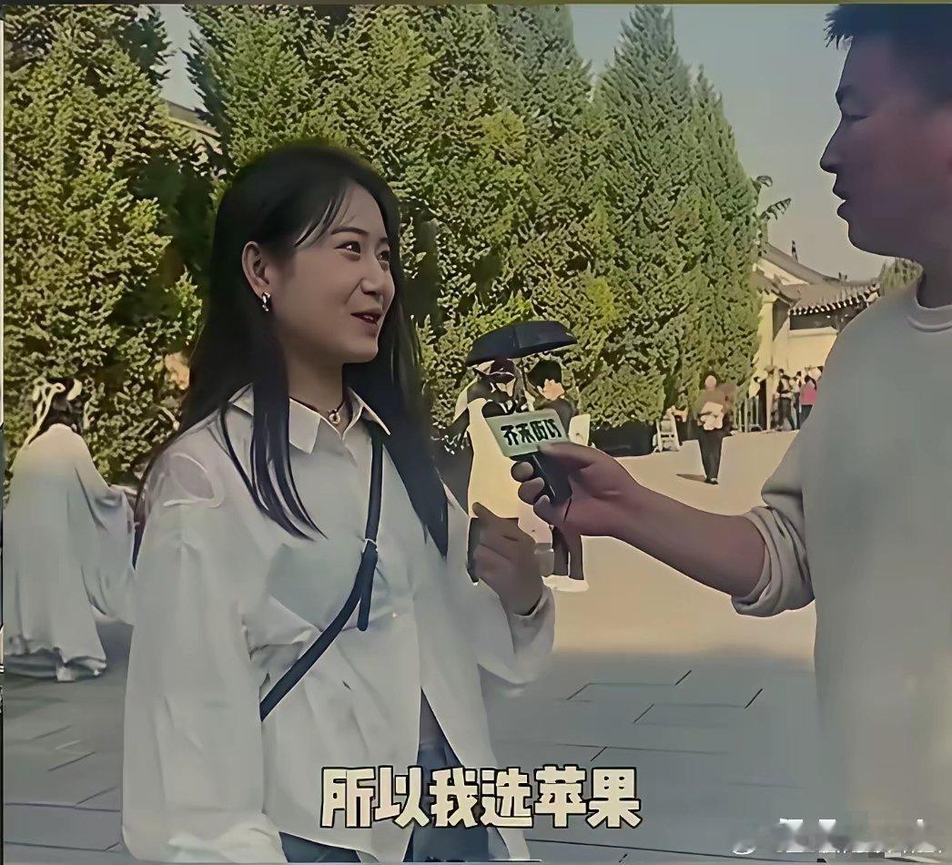 8000元选苹果还是华为？姑娘一句话，引人深思！街头随机采访问到女生，8000元